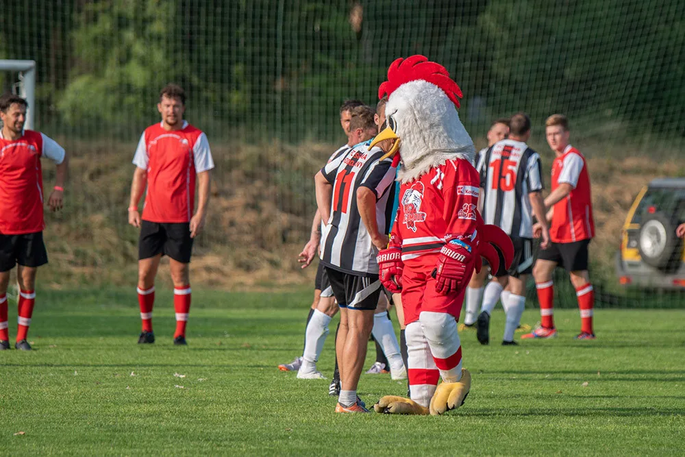Snímek z loňského přátelského utkání hokejistů HC Olomouc a fotbalistů FC Sigma Hodolany