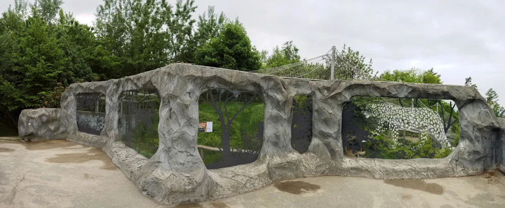 Ptáky, kteří v olomoucké zoo naráželi na prosklený pavilon levhartů, zastaví speciální nálepky