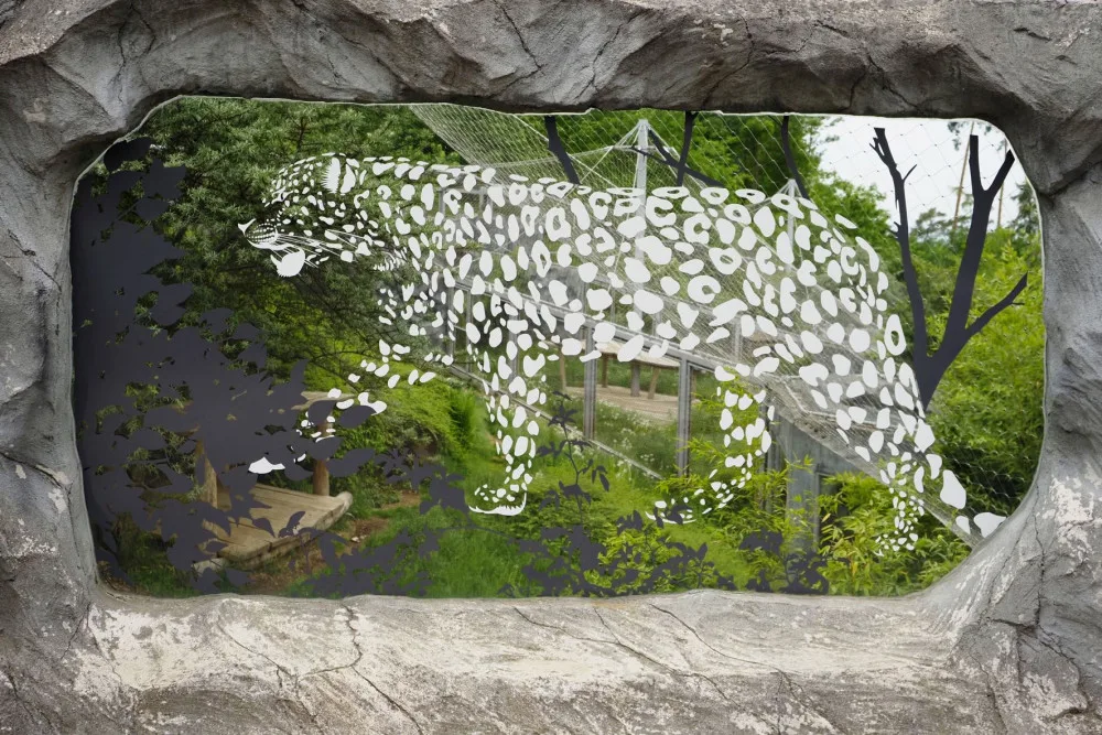 Ptáky, kteří v olomoucké zoo naráželi na prosklený pavilon levhartů, zastaví speciální nálepky