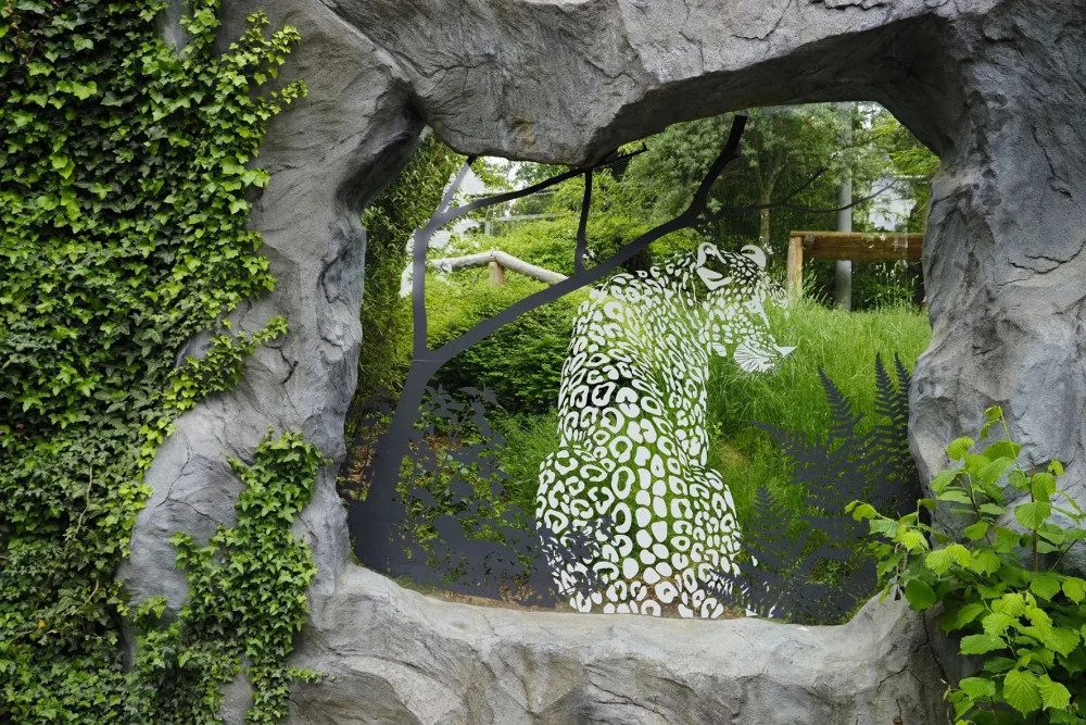 Ptáky, kteří v olomoucké zoo naráželi na prosklený pavilon levhartů, zastaví speciální nálepky