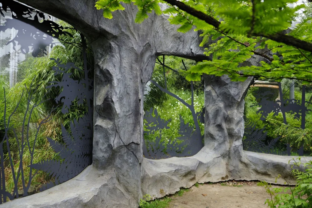 Ptáky, kteří v olomoucké zoo naráželi na prosklený pavilon levhartů, zastaví speciální nálepky