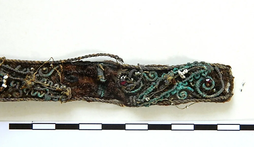 Olomouc_Fragment textilni celenky s ceskymi granaty- pozlacenymi dracouny a ricnimi perlami v prubehu konzervace