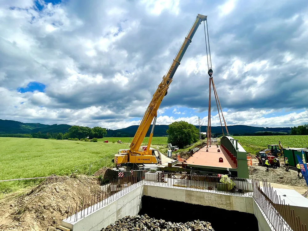 Instalace konstrukcí nového železničního mostu, kterým se zvýší i podjezd pro auta pod tratí