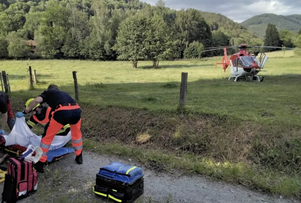 Při sekání trávy se ve Vernířovicích malý traktor převrátil do rybníka. Řidič se málem utopil