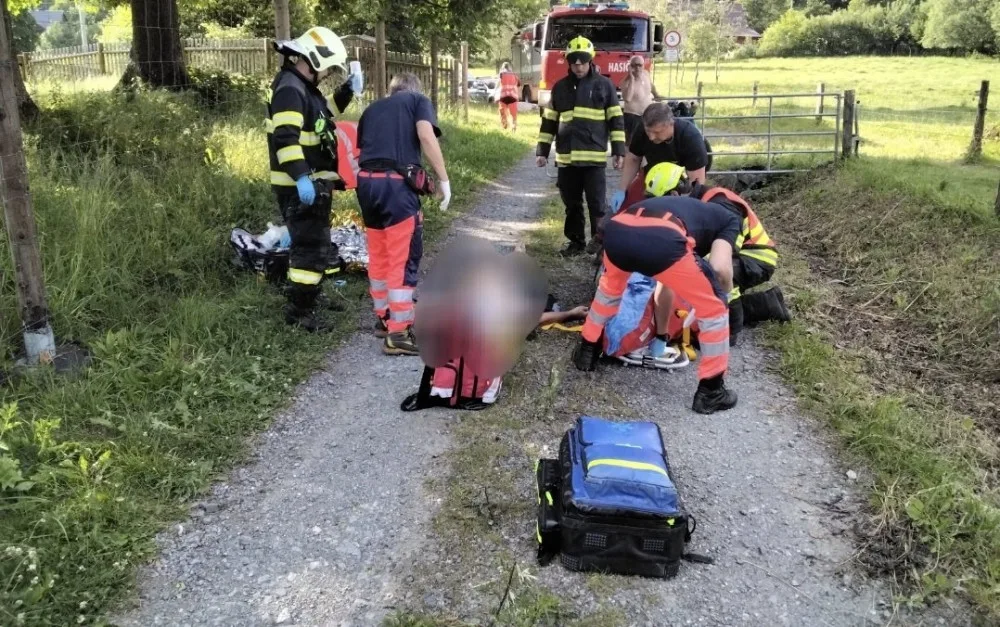 Při sekání trávy se ve Vernířovicích malý traktor převrátil do rybníka. Řidič se málem utopil