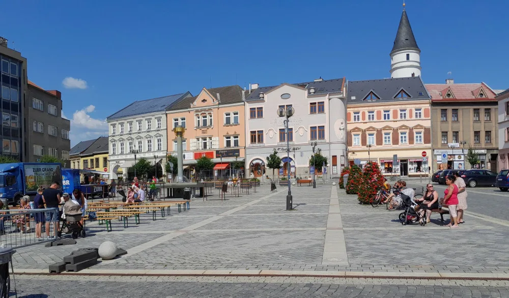 Současná vedra nesnesitelně rozpalují ulice a náměstí. Přerov chce do centra dostat více zeleně