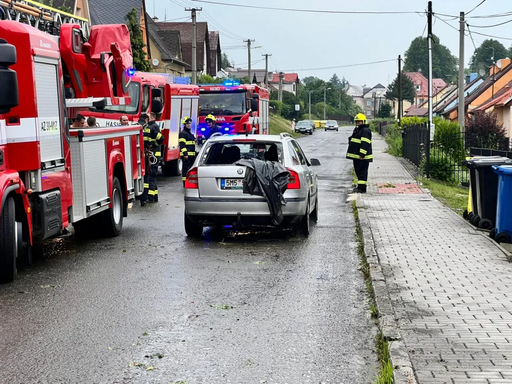 V Moravském Berouně kroupy poškodily několik střech. Na místě zasahuje lezecké družstvo hasičů