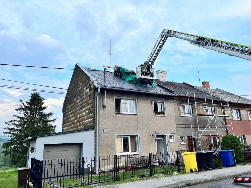 V Moravském Berouně kroupy poškodily několik střech. Na místě zasahuje lezecké družstvo hasičů