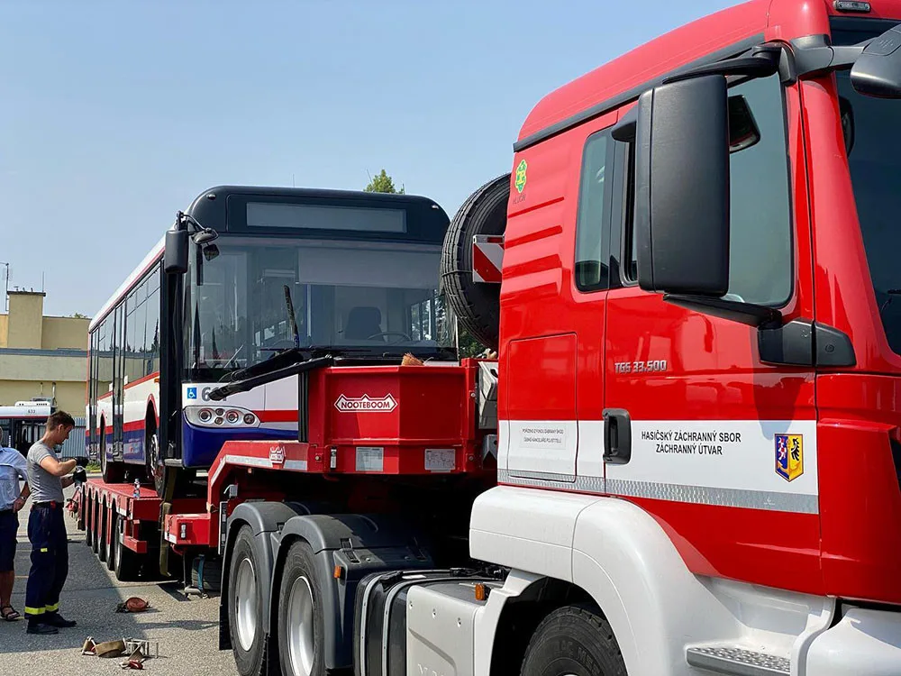 Transport dvojice autobusů zajistili hasiči z Hlučína