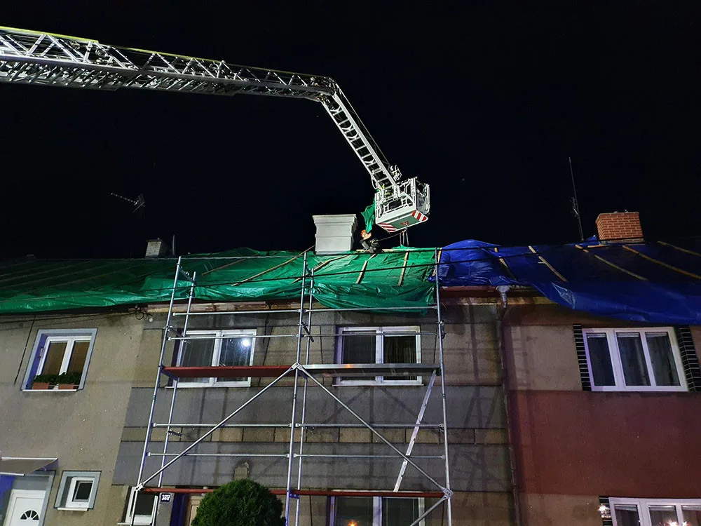 Hasiči provizorně zajistili část střech v průběhu noci, další škody se ukázaly s rozedněním