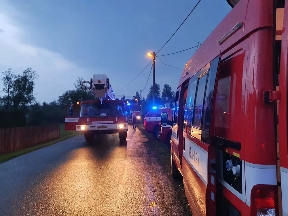 Prostřílené střechy a desítky rozbitých aut. Moravský Beroun se probudil po extrémním krupobití