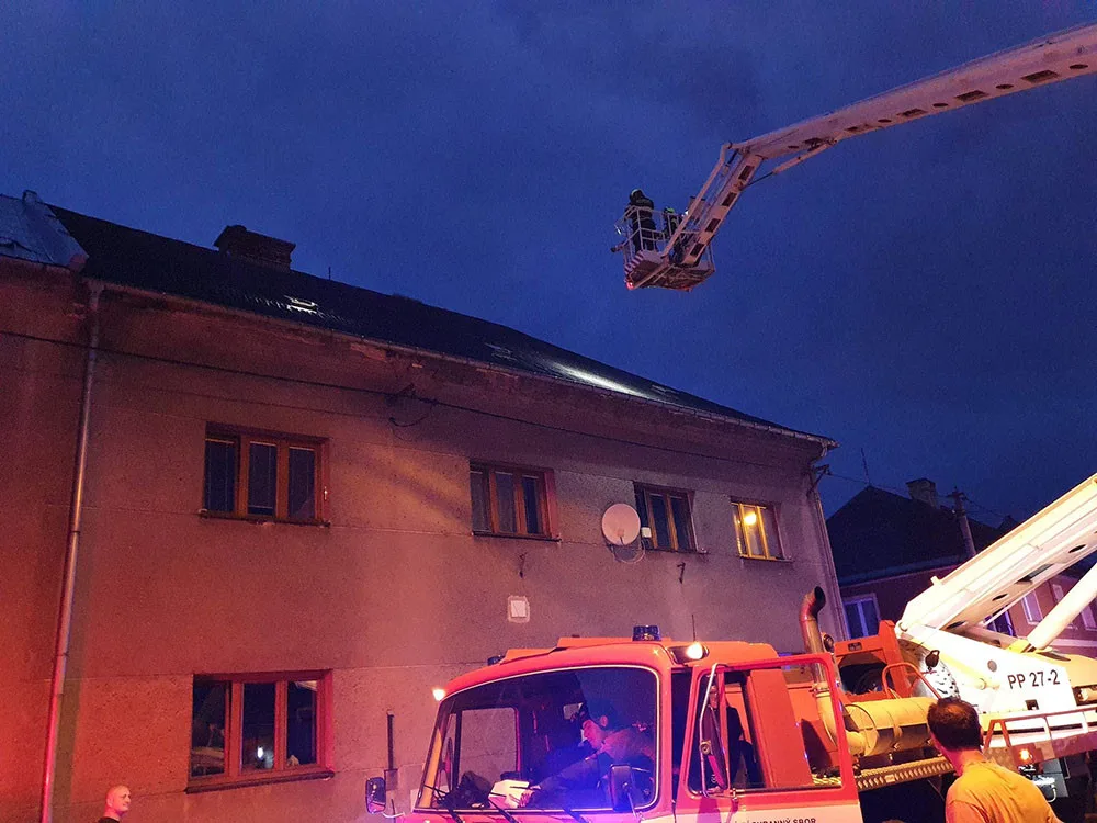 Prostřílené střechy a desítky rozbitých aut. Moravský Beroun se probudil po extrémním krupobití