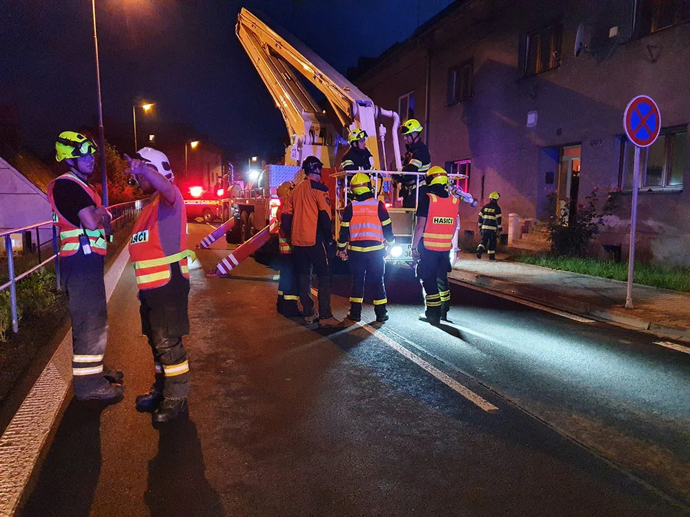 Prostřílené střechy a desítky rozbitých aut. Moravský Beroun se probudil po extrémním krupobití