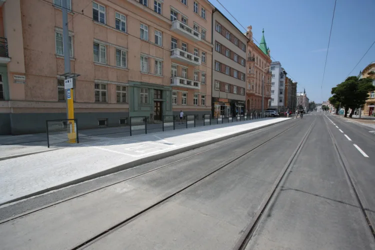 Masarykova třída v Olomouci s novou tramvajovou zastávkou vídeňského typu