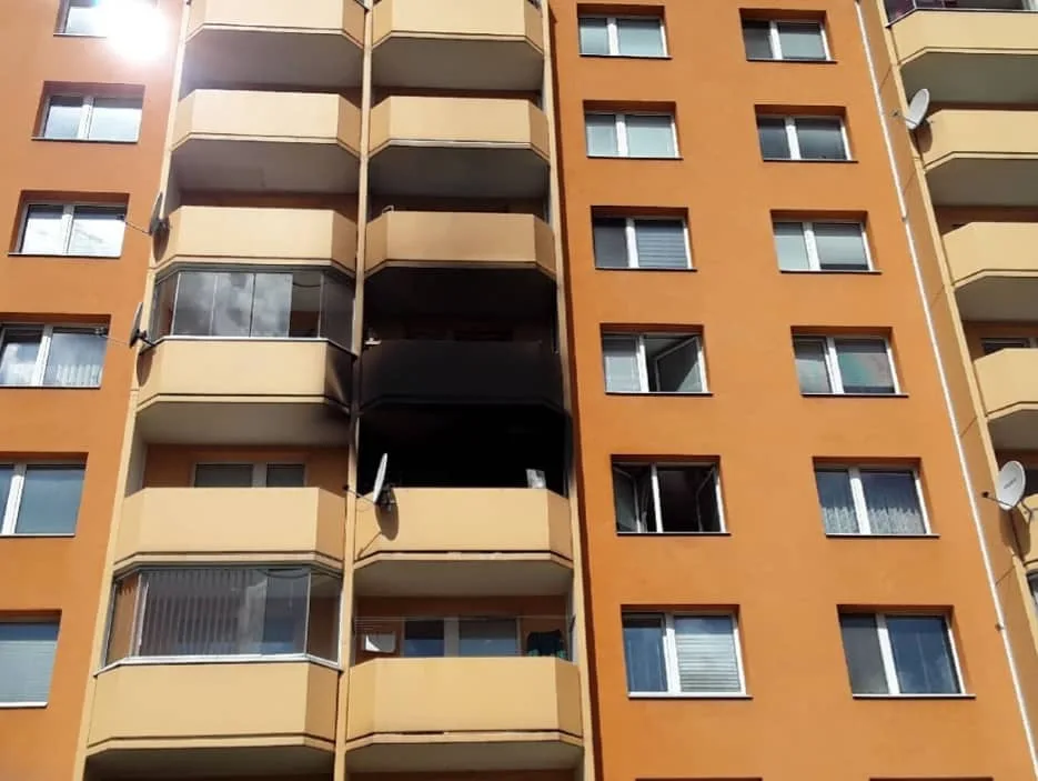 V Prostějově hořel balkon. Hasiči museli obyvatele evakuovat