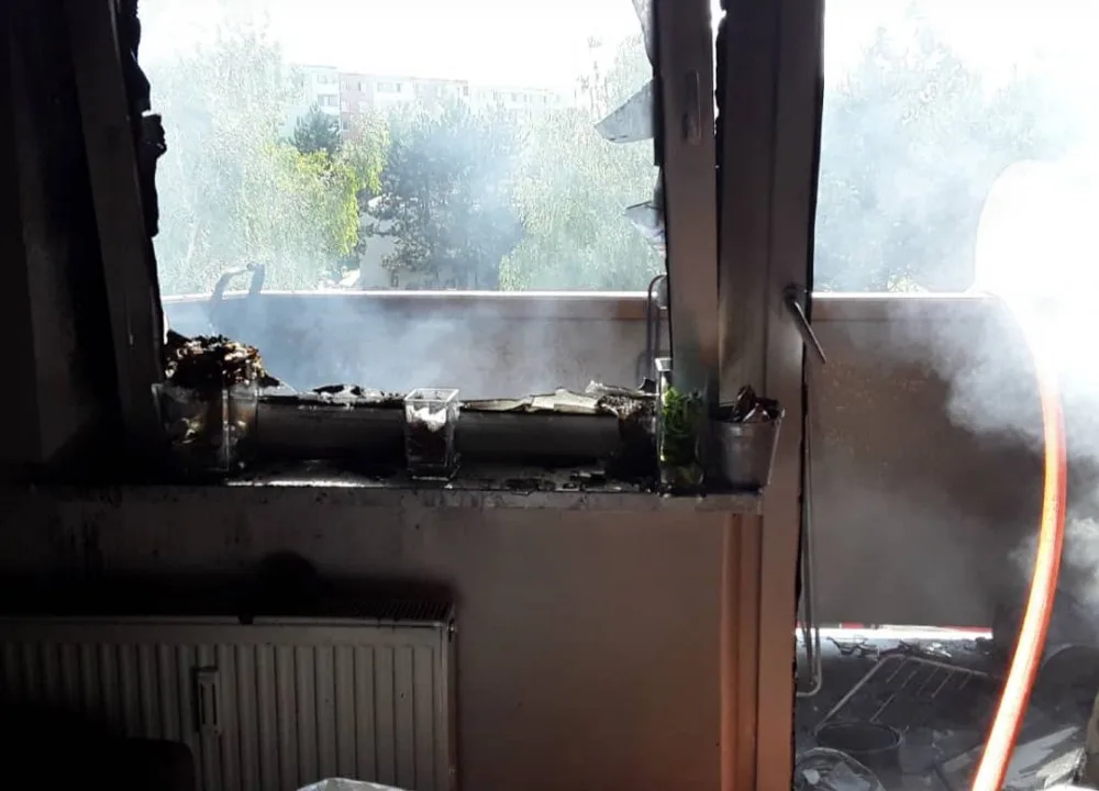 V Prostějově hořel balkon. Hasiči museli obyvatele evakuovat