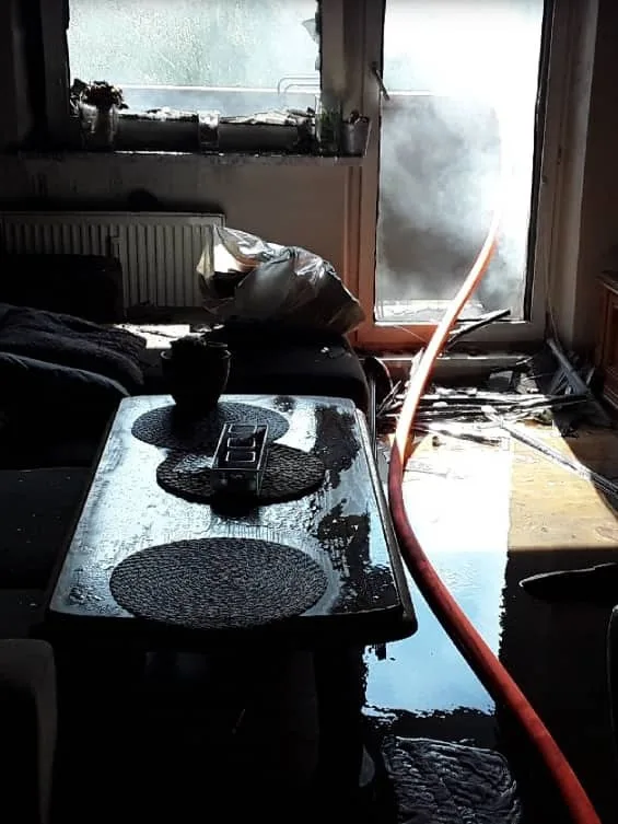 V Prostějově hořel balkon. Hasiči museli obyvatele evakuovat