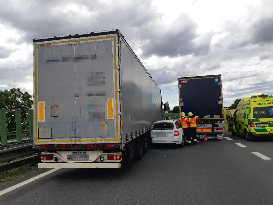 Dopravní nehoda dvou kamionů a osobního auta zablokovala dálnici u Olomouce