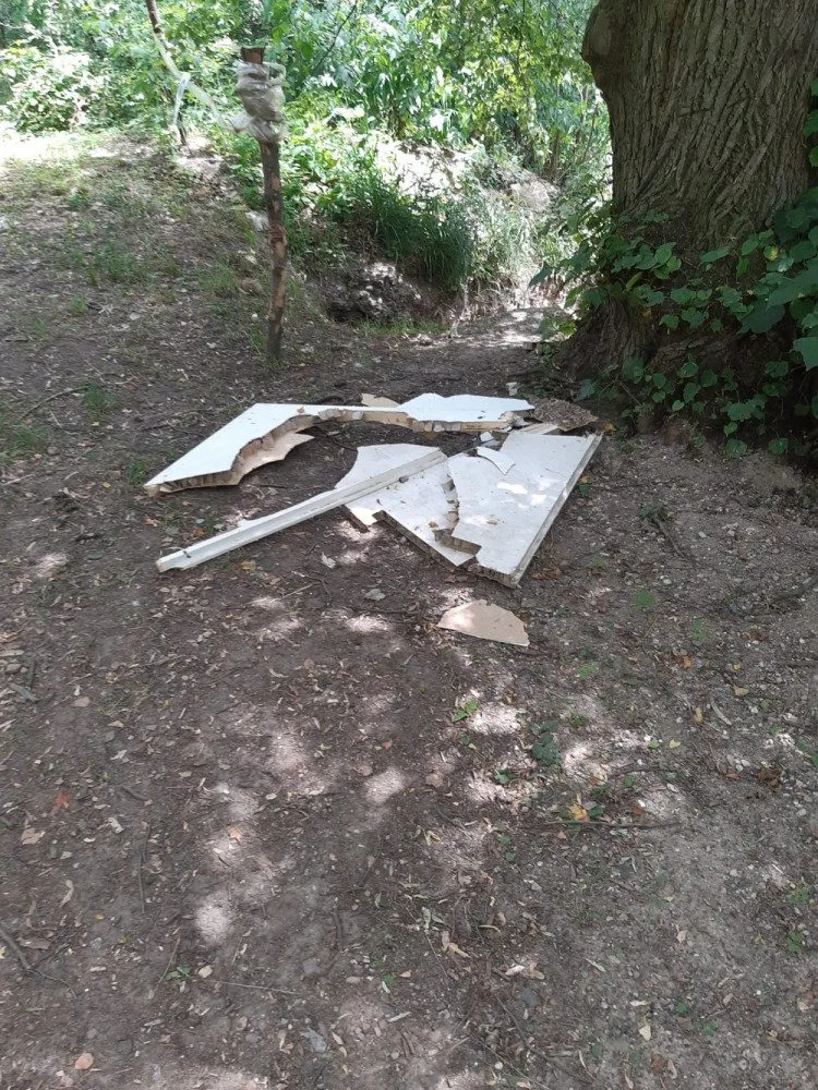 Na bunkru dřeli dobrovolníci stovky hodin, neznámí pachatelé objekt vykradli a vykropili hasičákem