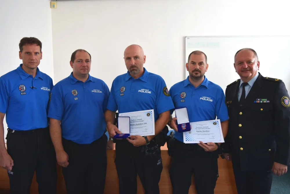 Strážníci z oddělení pořádkové služby Zdeněk Stavěl a Martin Ryšánek převzali ocenění za záchranu života