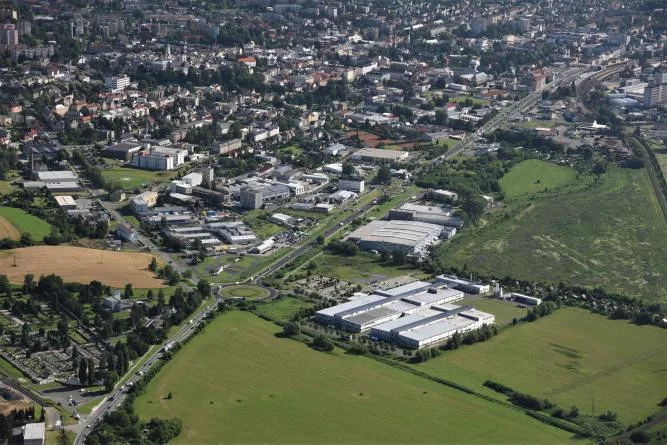 Letecký pohled na oblast, kde má vyrůst průmyslová zóna