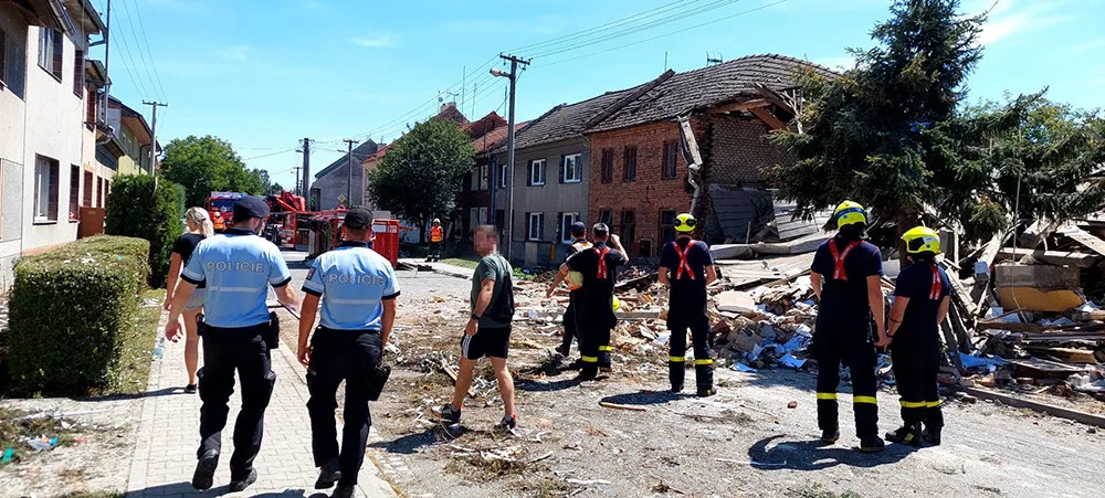 Výbuch zcela zdemoloval dům v Olšanech u Prostějova, poničil i okolní stavby