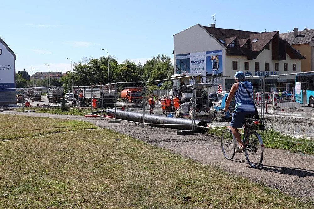Od dubna omezily práce na napojení průpichu jednu z klíčových křižovatek v Přerově nedaleko pivovaru