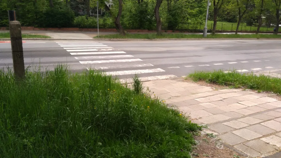 Olomouc opravila přechod v Hněvotínské ulici. Dostal dělící ostrůvek