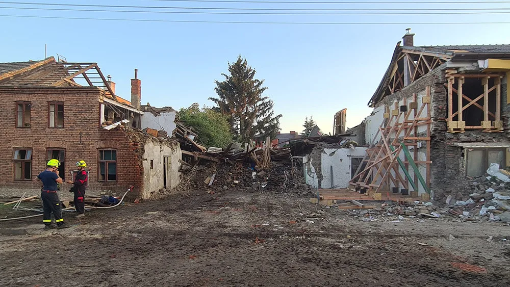 Hasiči postupují v odklízení sutin domu, který v Olšanech u Prostějova zdemolovala exploze
