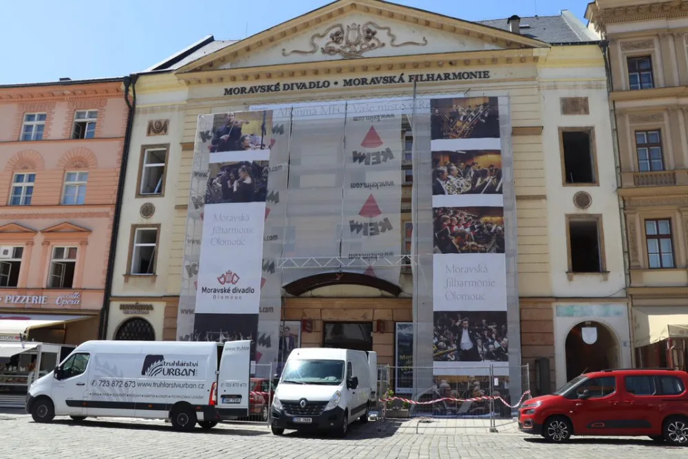 Moravské divadlo vymění na své historické budově plastová okna za dřevěná