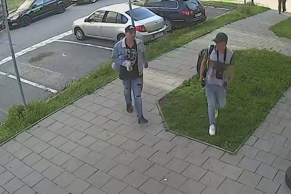 Dvacítku nákupu zaplatili cizí kartou, teď dvojici hledá policie