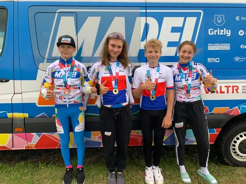 Tým Mapei Merida Kaňkovský na MČR kadetů a žáků. Jakub Tesařík bral zlato v časovce i závodu, Antonín Žufánek získal bronz. Nela Kaňkovský získala zlato a stříbro, Adéla Pitnerová bronz.