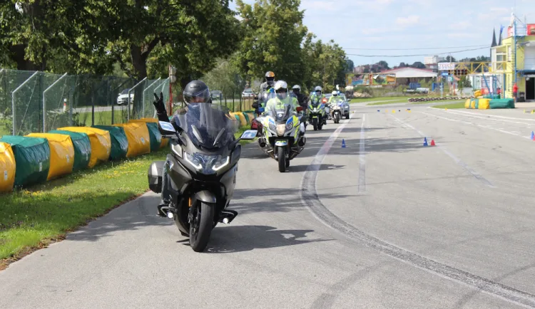 size3-16584085672262-103-policiste-zvou-motocyklisty-na-kurzy-bezpecne-jizdy-pro-motocyklisty