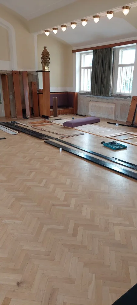 V prostějovském Národním domě řemeslníci pracují na opravě vzácných maleb a fresek