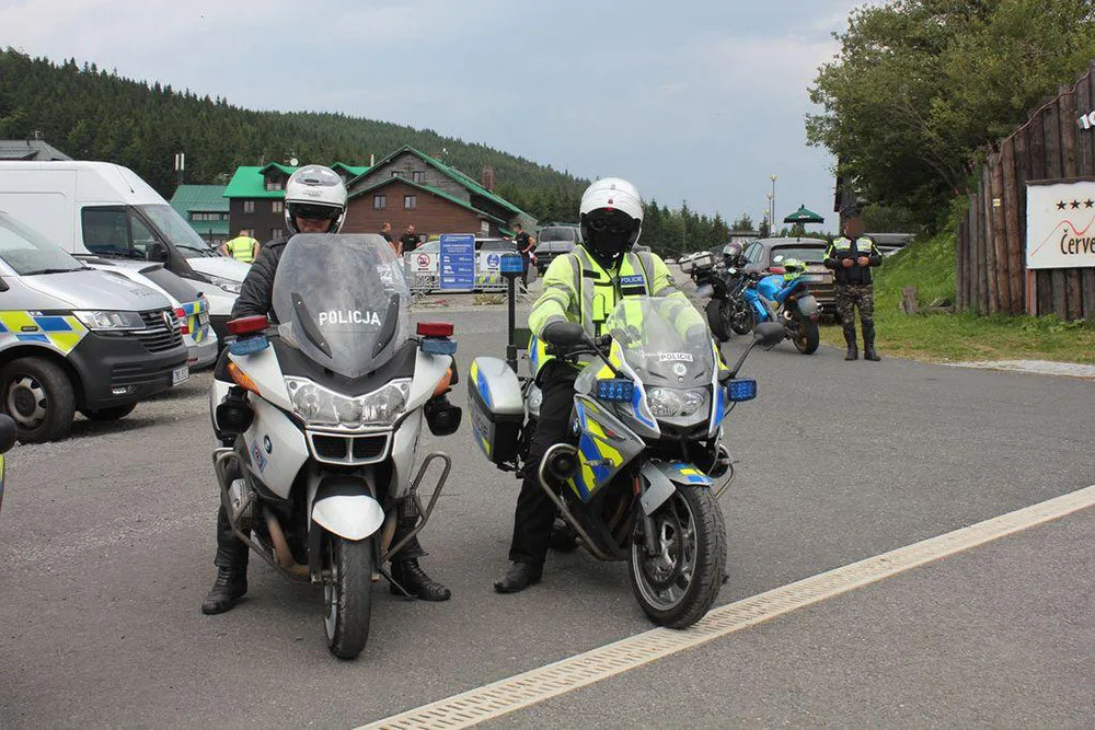 VIDEO: Přes plnou v zatáčce. Policisté kontrolovali na Červenohorském sedle nejen motorkáře