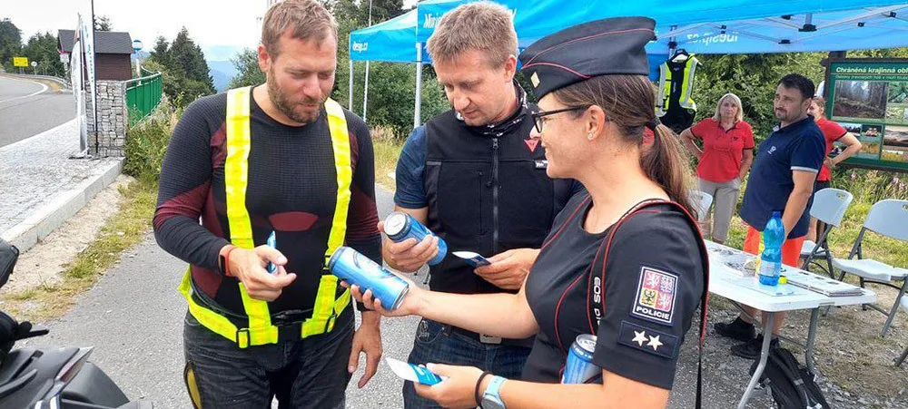 VIDEO: Přes plnou v zatáčce. Policisté kontrolovali na Červenohorském sedle nejen motorkáře