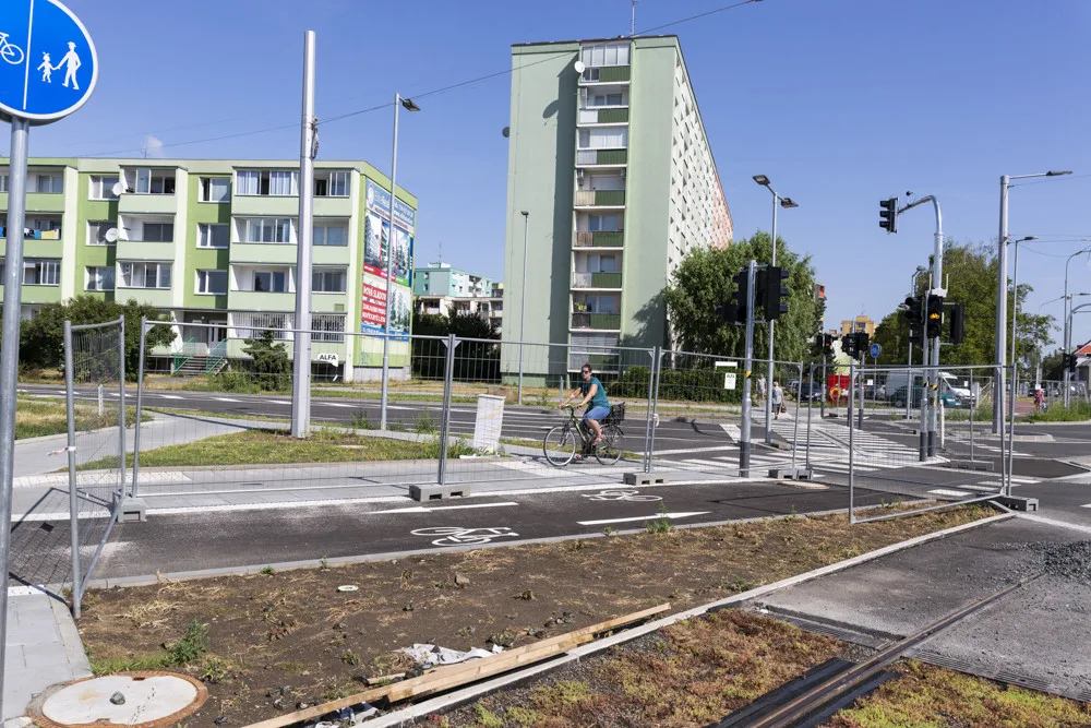 Neschválené cyklostezky jsou na nové olomoucké křižovatce zahrazené oplocením