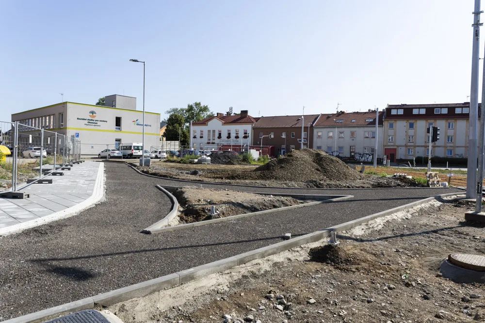 Speciální asfalt až na konec. Cyklostezky u Billy v Olomouci dostanou finální povrch zřejmě na podzim