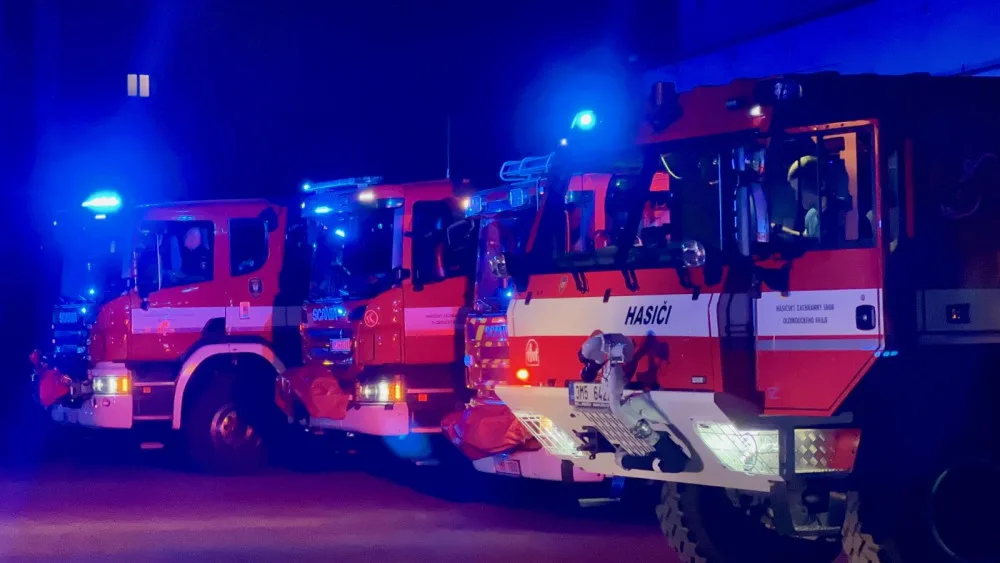 VIDEO: Na pomoc v boji s požárem v Hřensku dorazil další odřad hasičů z Hané