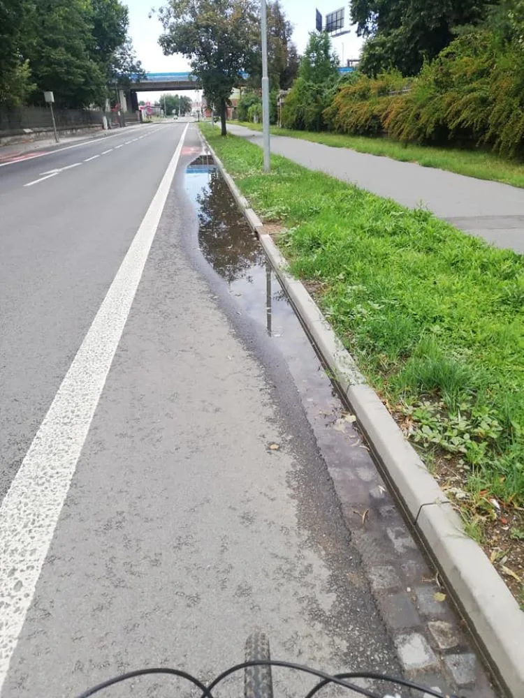 Na Vrahovické ulici opravené za miliony po dešti zůstává voda. Lidé se už ani nesmějí