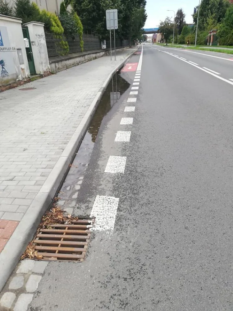 Na Vrahovické ulici opravené za miliony po dešti zůstává voda. Lidé se už ani nesmějí