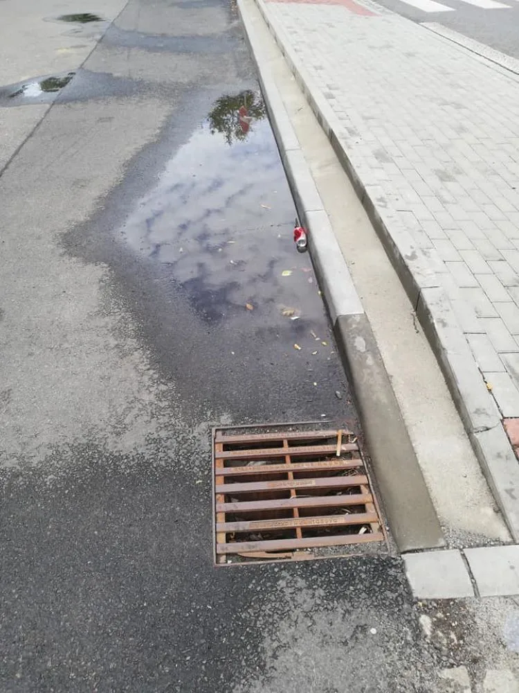 Na Vrahovické ulici opravené za miliony po dešti zůstává voda. Lidé se už ani nesmějí