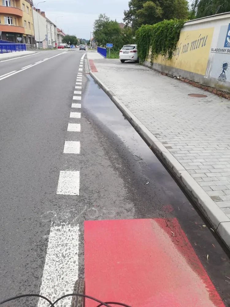 Na Vrahovické ulici opravené za miliony po dešti zůstává voda. Lidé se už ani nesmějí