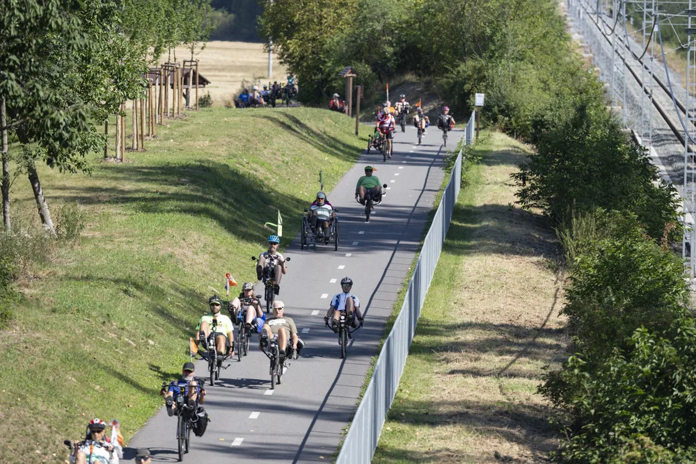 Nevšední peloton projíždí hanáckou krajinou: Šternberk hostí mezinárodní setkání lehokol