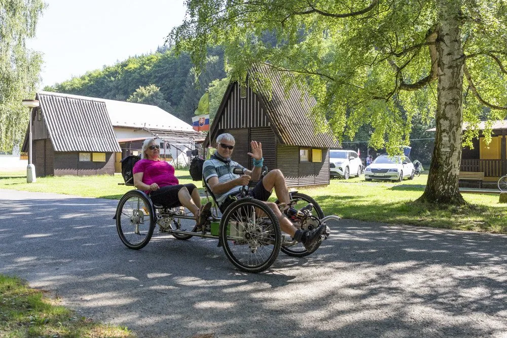 Nevšední peloton projíždí hanáckou krajinou: Šternberk hostí mezinárodní setkání lehokol