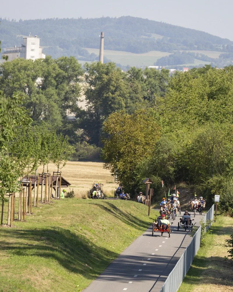 Nevšední peloton projíždí hanáckou krajinou: Šternberk hostí mezinárodní setkání lehokol