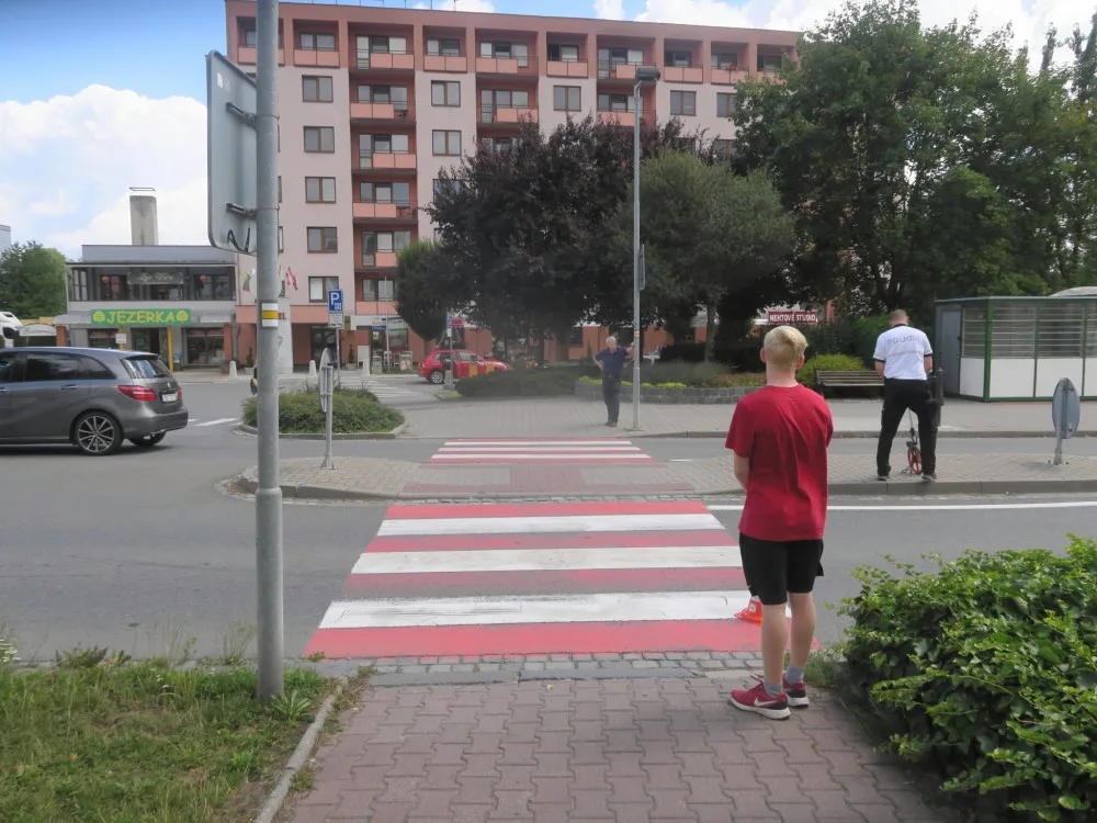 Policie pátrá po řidiči, který v Hranicích srazil mladíka. Od nehody ujel