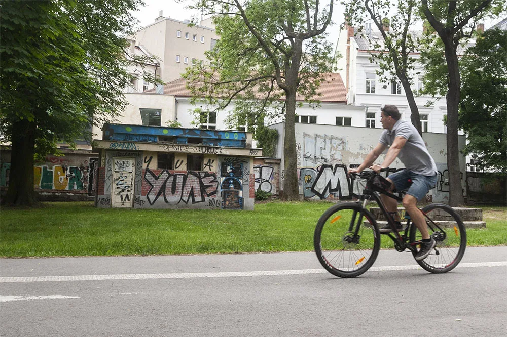 Zchátralá budova toalet v Čechových sadech v Olomouci