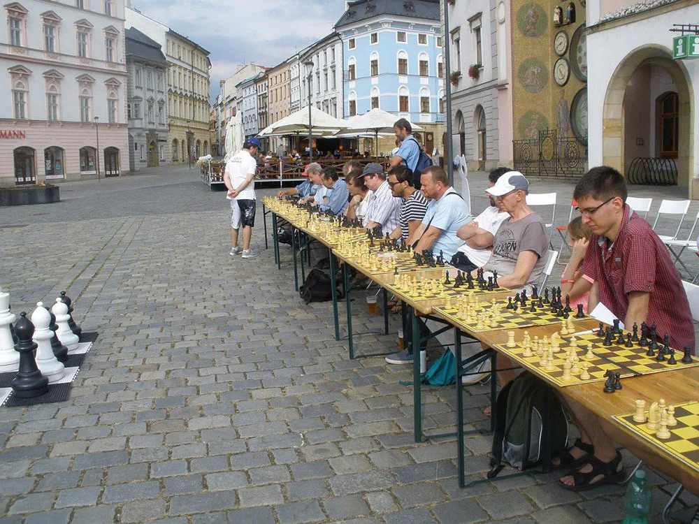 Proti zájemcům z řad šachové veřejnosti nastoupí velmistr Pavel Šimáček, který bude hrát s 15-20 soupeři najednou