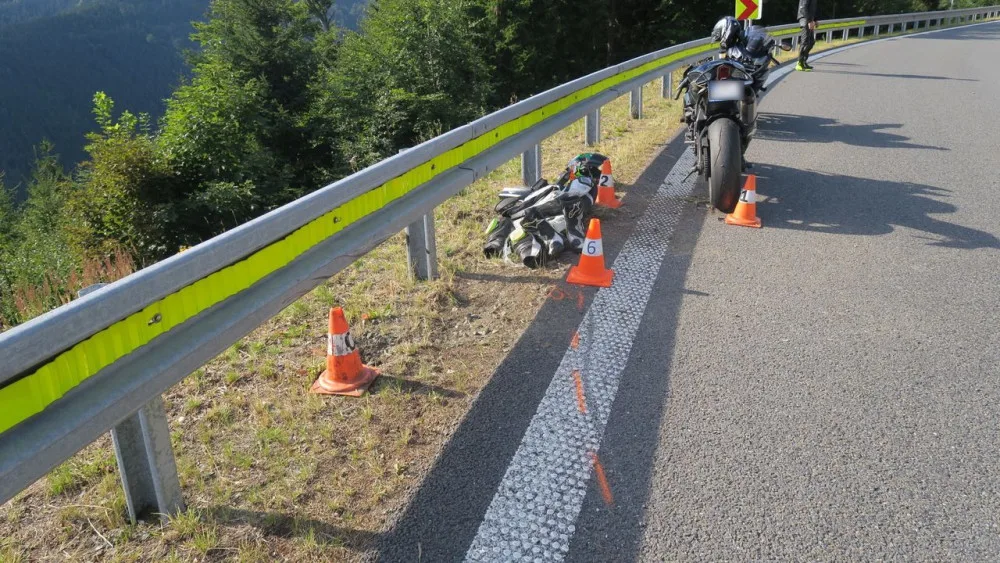 V serpentinách pod Červenohorským sedlem opět havaroval motorkář. Letěl pro něho vrtulník